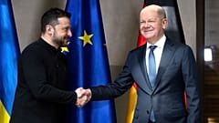 Bundeskanzler Olaf Scholz, rechts, und der ukrainische Präsident Volodymyr Zelenskyy treffen sich zu Gesprächen auf der Münchner Sicherheitskonferenz in München, Deutschland, 15. Februar 2025