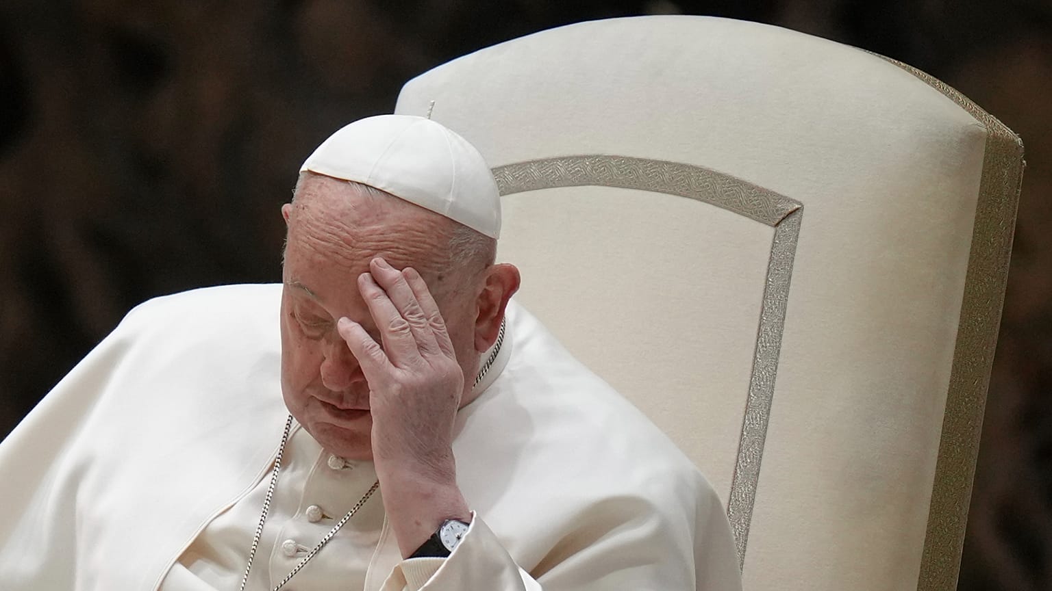 Le pape François se touche le front lors de l'audience générale hebdomadaire dans la salle Paul VI, au Vatican, le mercredi 12 février 2025.
