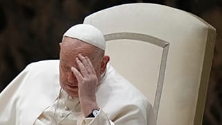 Le pape François se touche le front lors de l'audience générale hebdomadaire dans la salle Paul VI, au Vatican, le mercredi 12 février 2025.