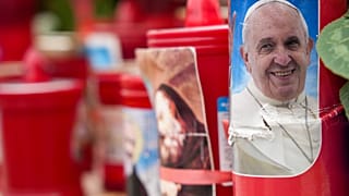 Une bougie avec un portrait du pape François devant la polyclinique Agostino Gemelli, à Rome, le mardi 18 février 2025, où il est hospitalisé depuis vendredi