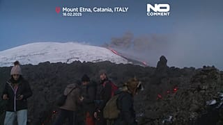 إيطاليا: آلاف المتسلقين يتوافدون على جبل إتنا للاستمتاع بنشاطه البركاني مع تعزيز إجراءات السلامة