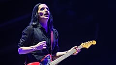 Archivo: Brian Molko, de la banda Placebo, actúa en el escenario principal durante la 46ª edición del Festival Paleo en Nyon, Suiza, el viernes 21 de julio de 2023.