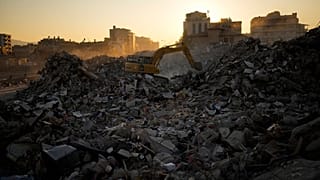 Ein Bagger gräbt sich durch die Trümmer zerstörter Gebäude in der südtürkischen Stadt Iskenderun, 14. Februar 2023