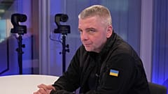 Maksym Butkevych, ukrainischer Menschenrechtsverteidiger, Journalist und Militäroffizier im Euronews-Studio, 18. Februar 2025