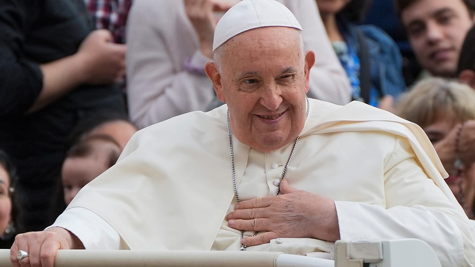 Papa Francisco cumprimenta à chegada da audiência geral semanal na Praça de São Pedro, Vaticano, 15 de novembro de 2023