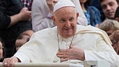 Papa Francisco cumprimenta à chegada da audiência geral semanal na Praça de São Pedro, Vaticano, 15 de novembro de 2023