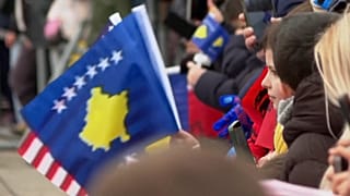 Ein Kind schwenkt eine Flagge bei der Parade zum 17. Jahrestag der Unabhängigkeit des Kosovo, Pristina, Kosovo, 17.02.2025