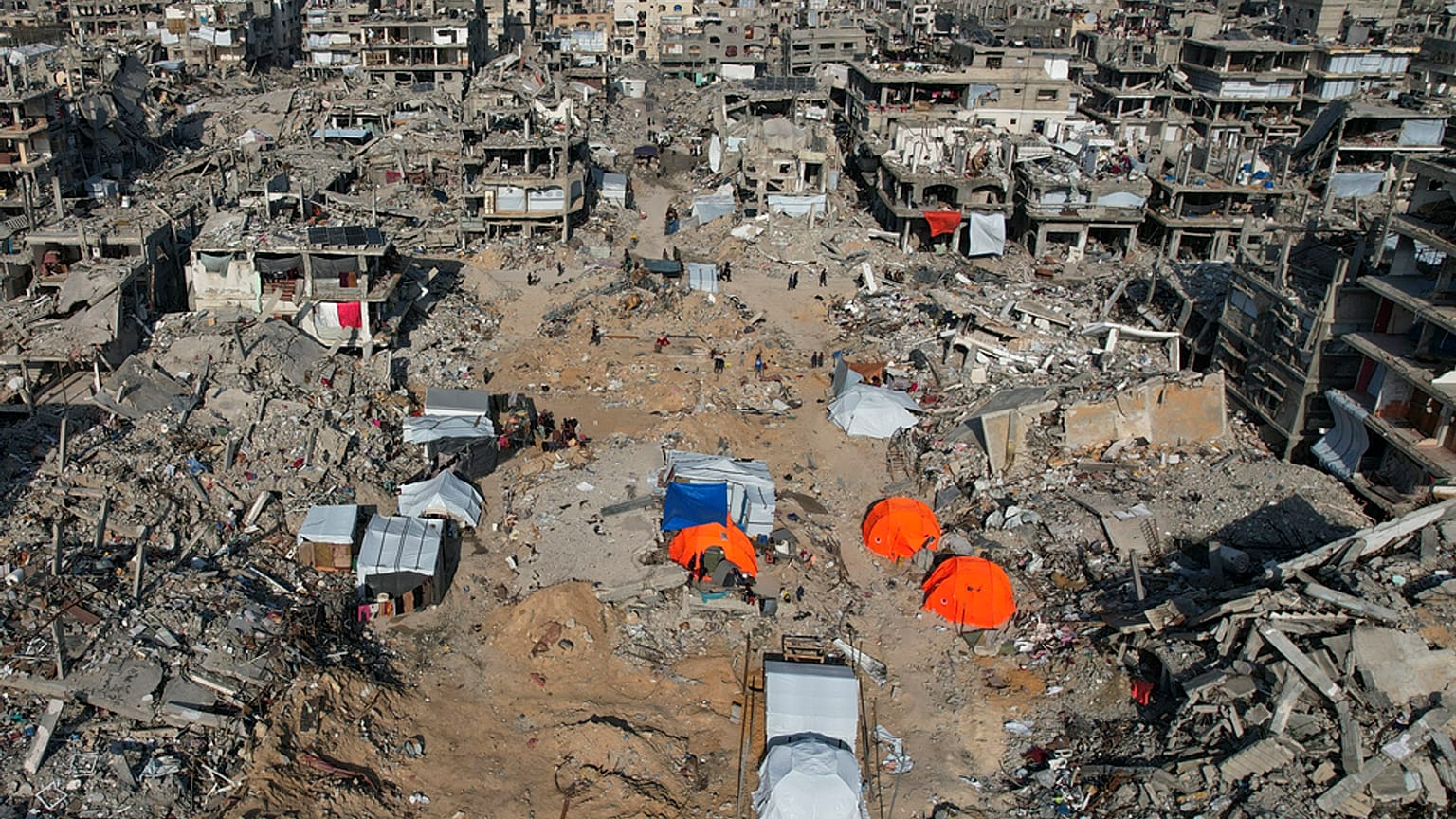 صورة جوية التقطتها طائرة مسيرة تُظهر الخيام وسط الدمار الذي تسببت فيه الحرب الإسرائيلية في بيت لاهيا شمال قطاع غزة، يوم الإثنين 17 فبراير 2025.