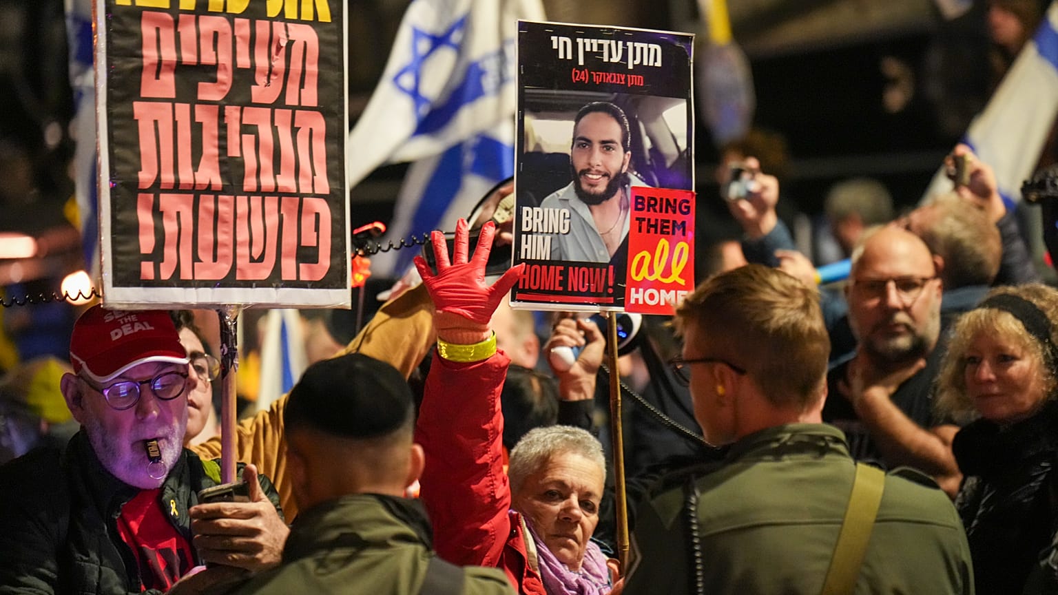 Familiares y simpatizantes de israelíes rehenes de Hamás en Gaza asisten a una concentración para conmemorar los 500 días de cautiverio y exigir su liberación en Jerusalén, el lunes 17 de febrero.