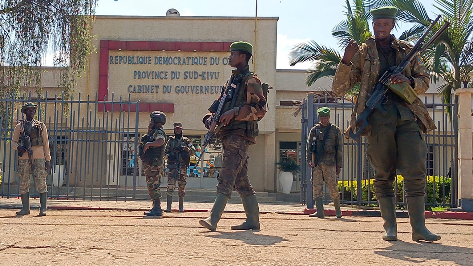 Des rebelles du M23 montent la garde devant le bureau administratif de la province du Sud-Kivu, au centre de la deuxième plus grande ville de l'est du Congo, Bukavu, dimanche 16 février 2025. 