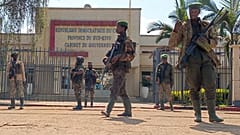 M23-Rebellen halten Wache vor dem Verwaltungsgebäude der Provinz Süd-Kivu im Zentrum der zweitgrößten Stadt des Ostkongo, Bukavu, Sonntag, 16. Februar 2025. 