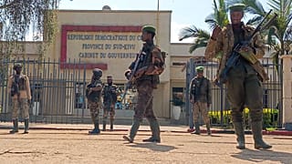 Rebeldes del M23 vigilan frente a la oficina administrativa de la provincia de Kivu del Sur, Bukavu, domingo 16 de febrero de 2025. 