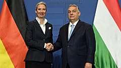 El primer ministro húngaro, Viktor Orbán, con la líder de AfD, Alice Weidel, en Budapest