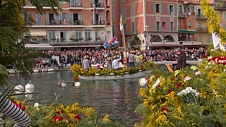 Traditionelle Blumen-Seeschlacht, Villefranche-sur-Mer, FRANKREICH.