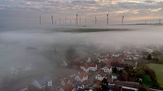Almanya'nın Kaiserslautern kentinin yaklaşık 20 kilometre kuzeyindeki Stetten köyünün üzerinde sis dolaşıyor.