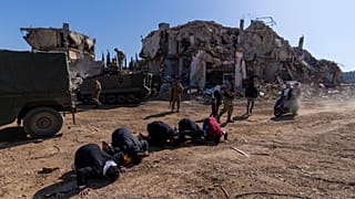  لبنانيون يؤدون سجود الشكر بعد عودتهم إلى بلدتهم المدمرة في كفركلا، بجنوب لبنان، بتاريخ 18 فبراير/شباط 2025