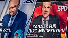 DATEI - Wahlplakate mit Bundeskanzler Olaf Scholz, rechts, und CDU-Spitzenkandidat für das Amt des Bundeskanzlers Friedrich Merz in Frankfurt, Deutschland, 8. Februar 2025