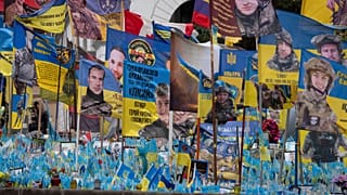 Um memorial improvisado para os soldados ucranianos mortos na guerra russo-ucraniana, na Praça da Independência, em Kiev.