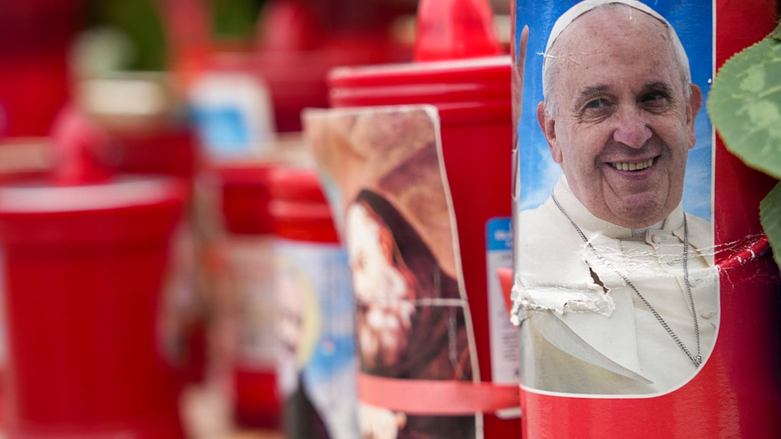 Una vela con la imagen del Papa Francisco. 