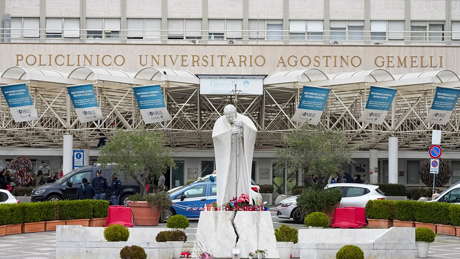 Papa 2. John Paul'ün bir heykeli, 18 Şubat 2025, Salı günü, Papa Francis'in hastaneye kaldırıldığı Roma'daki Agostino Gemelli Polikliniği'nin önünde görülüyor.