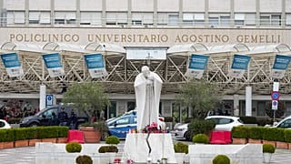 Eine Statue von Papst Johannes Paul II. ist vor der Poliklinik Agostino Gemelli in Rom zu sehen, wo Papst Franziskus am Dienstag, 18. Februar 2025, ins Krankenhaus eingeliefert wurde.