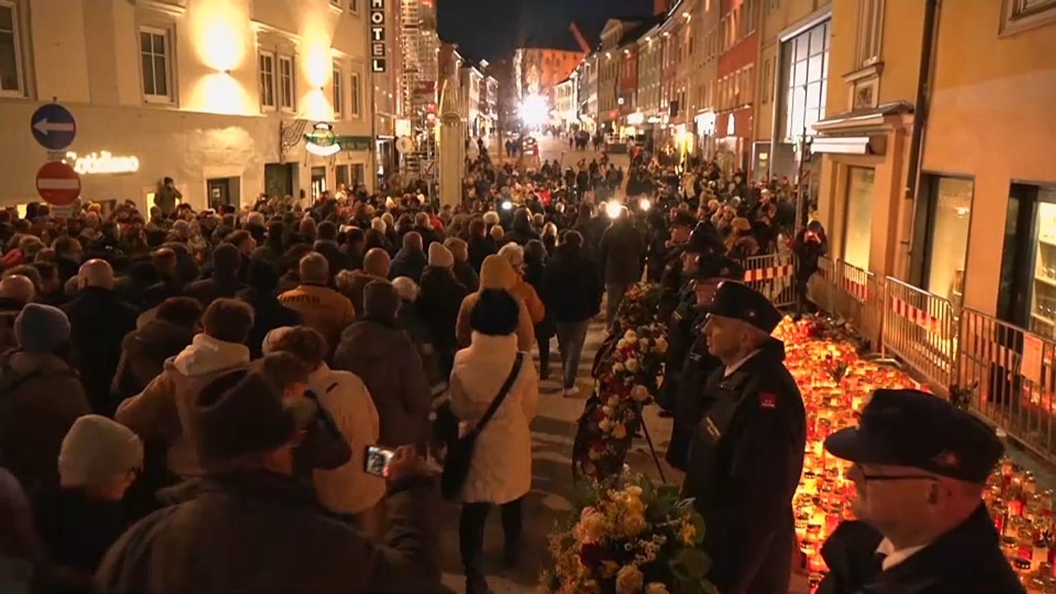 Vecinos de Villach, Austria, participan en un cortejo fúnebre por la víctima de 14 años de un ataque con arma blanca, martes 18 de febrero de 2025.