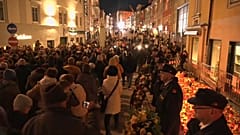 Avusturya'nın Villach kenti sakinleri, 18 Şubat 2025 Salı günü, bıçaklı saldırıya uğrayan 14 yaşındaki kurban için düzenlenen cenaze törenine katıldı.