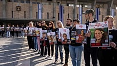 Familiares y simpatizantes de los rehenes israelíes retenidos por Hamás en Gaza sostienen sus retratos mientras conmemoran los 500 días de cautiverio, Jerusalén