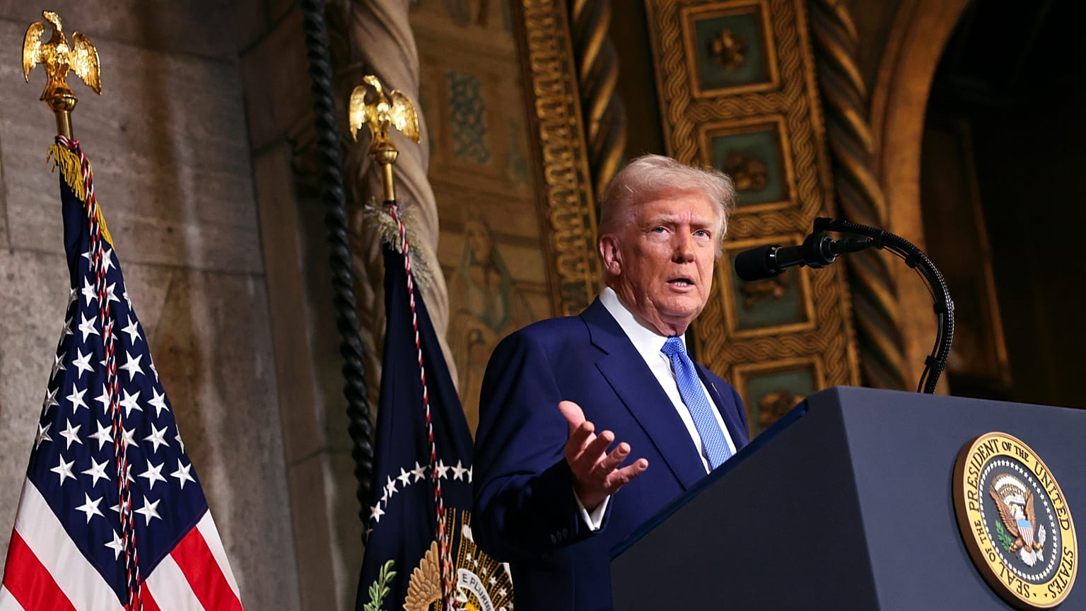 Il Presidente Donald Trump parla a Mar-a-Lago a Palm Beach, in Florida, martedì 18 febbraio 2025.