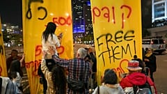 Συγγενείς των Ισραηλινών που κρατούνται όμηροι από τη Χαμάς στη Γάζα γράφουν μηνύματα σε πανό στη συγκέντρωση για τις 500 ημέρες ομηρίας, 17 Φεβρουαρίου 2025