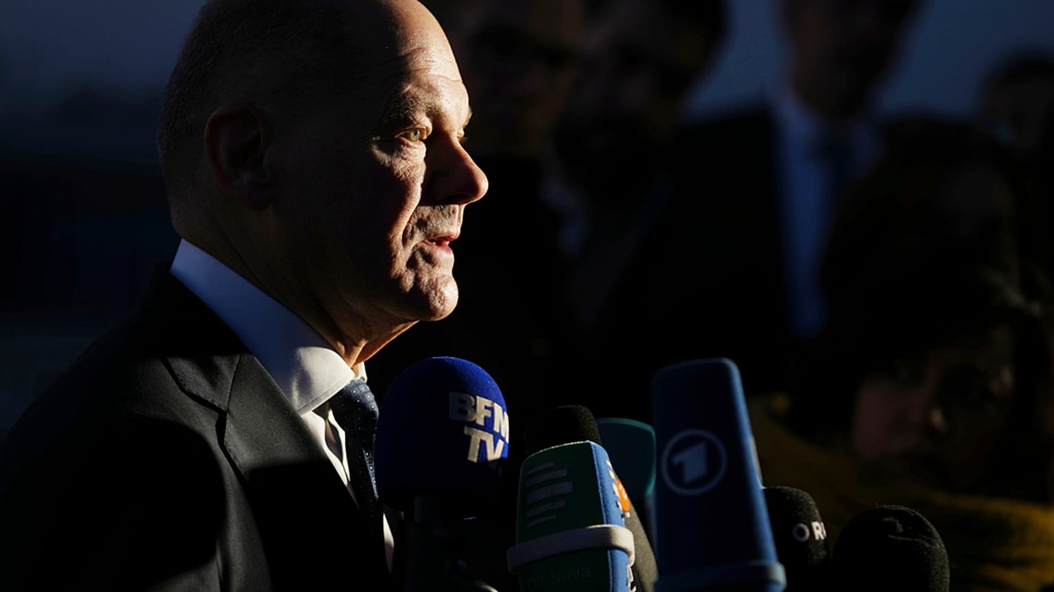 Olaf Scholz w Paryżu.