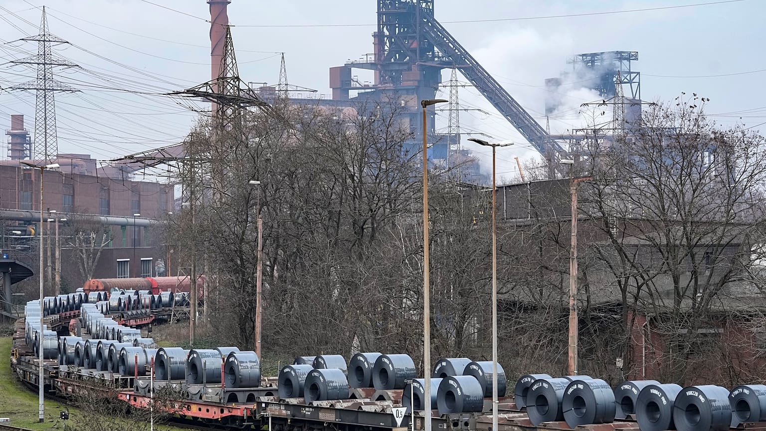 Zor durumdaki çelik üreticisi Thyssenkrupp'un Duisburg, Almanya'daki ana fabrikasında nakliyeden önce bobin arabaları üzerindeki çeliğin dosya resmi