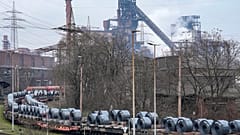Zor durumdaki çelik üreticisi Thyssenkrupp'un Duisburg, Almanya'daki ana fabrikasında nakliyeden önce bobin arabaları üzerindeki çeliğin dosya resmi