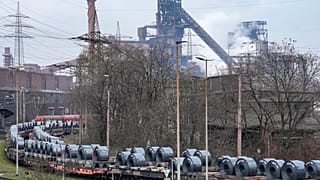 Imagem de ficheiro de aço em carrinhos de bobinas antes do transporte na principal fábrica da Thyssenkrupp, em Duisburg, Alemanha