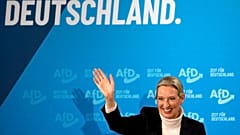 Almanya için Alternatif (AfD) partisinin liste başı adayı Alice Weidel, 9 Şubat 2025 Pazar günü Almanya'nın Heidenheim kentindeki seçim kampanyasında yaptığı konuşmanın ardından el sallıyor.