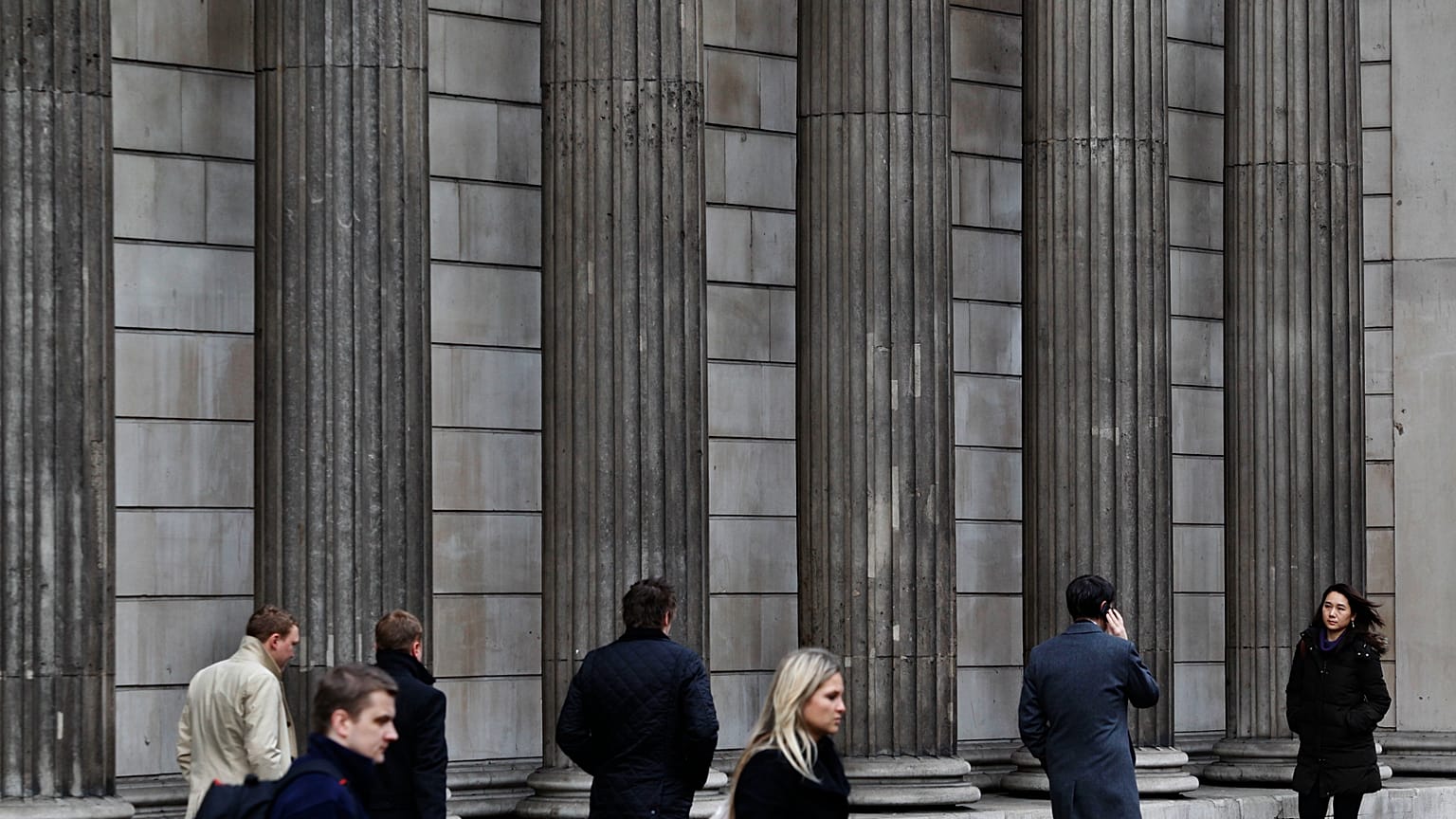 Londra'nın City finans bölgesindeki İngiltere Merkez Bankası'nın önünde yürüyen insanların dosya fotoğrafı, 14 Şubat 2012, Salı. 