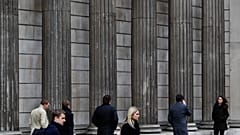 Londra'nın City finans bölgesindeki İngiltere Merkez Bankası'nın önünde yürüyen insanların dosya fotoğrafı, 14 Şubat 2012, Salı. 