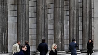 Londra'nın City finans bölgesindeki İngiltere Merkez Bankası'nın önünde yürüyen insanların dosya fotoğrafı, 14 Şubat 2012, Salı.