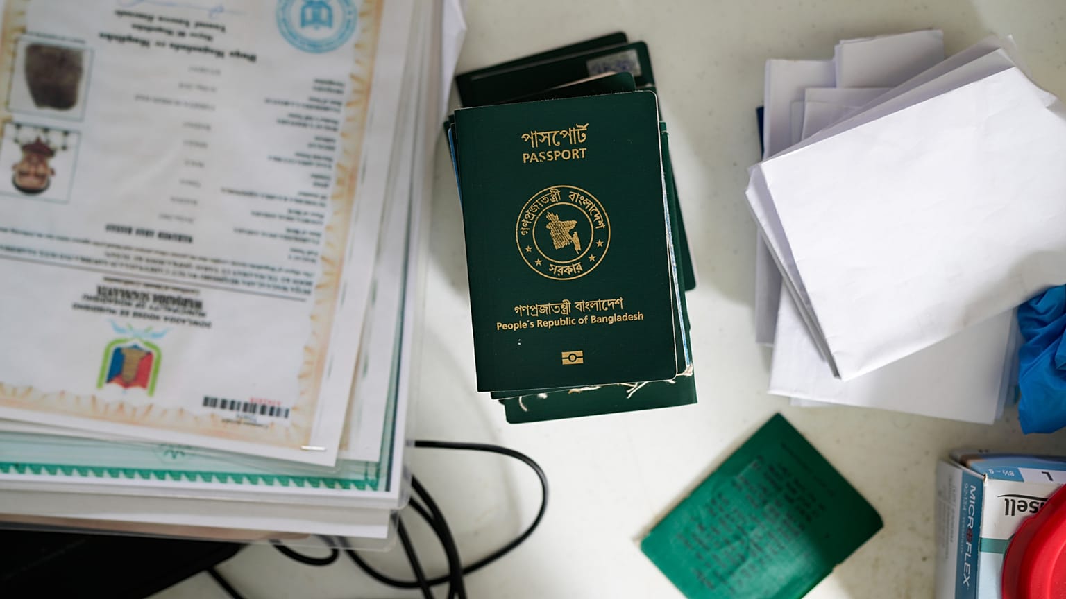 Migránsok papírja egy panamai hivatalban