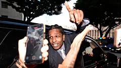 A$AP Rocky, yargılandığı davada suçsuz bulunmasının ardından mahkemeden ayrılırken bir aracın penceresinden el hareketi yapıyor, 18 Şubat 2025