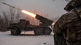 Militari ucraini sparano con un MRLS BM-21 "Grad" verso le posizioni dell'esercito russo vicino a Chasiv Yar, regione di Donetsk, Ucraina, 15 febbraio 2025