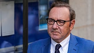 Spacey a su llegada al Old Bailey de Londres en 2022 por un caso en torno a las pérdidas provocadas por su despido en 2017 por acoso sexual al equipo de "House of Cards"
