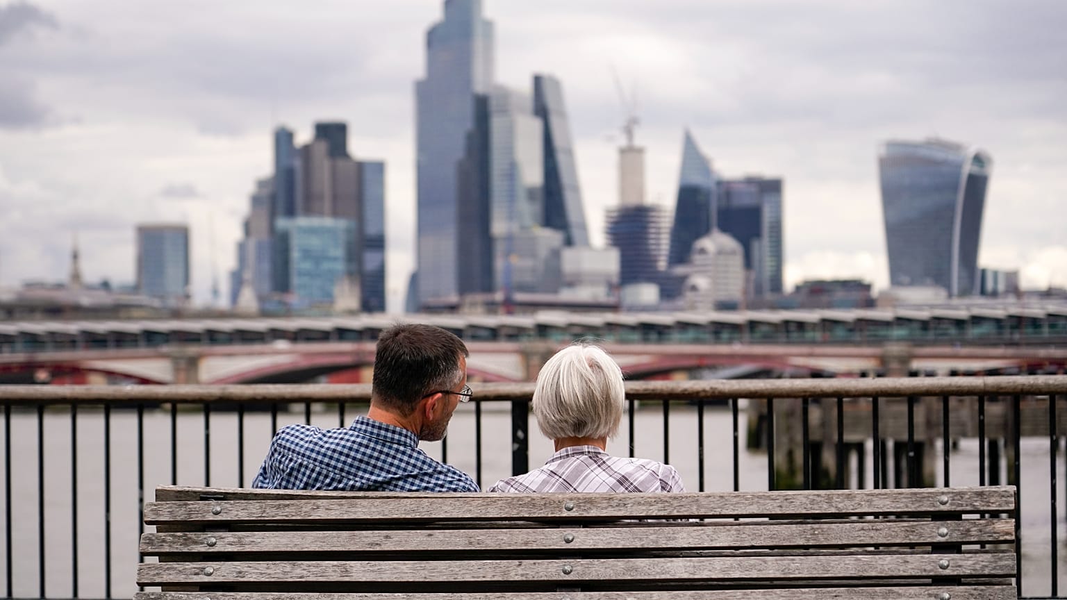 Eylül 2023'te Londra'da iki kişi bir bankta oturuyor.