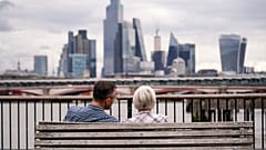 Eylül 2023'te Londra'da iki kişi bir bankta oturuyor.