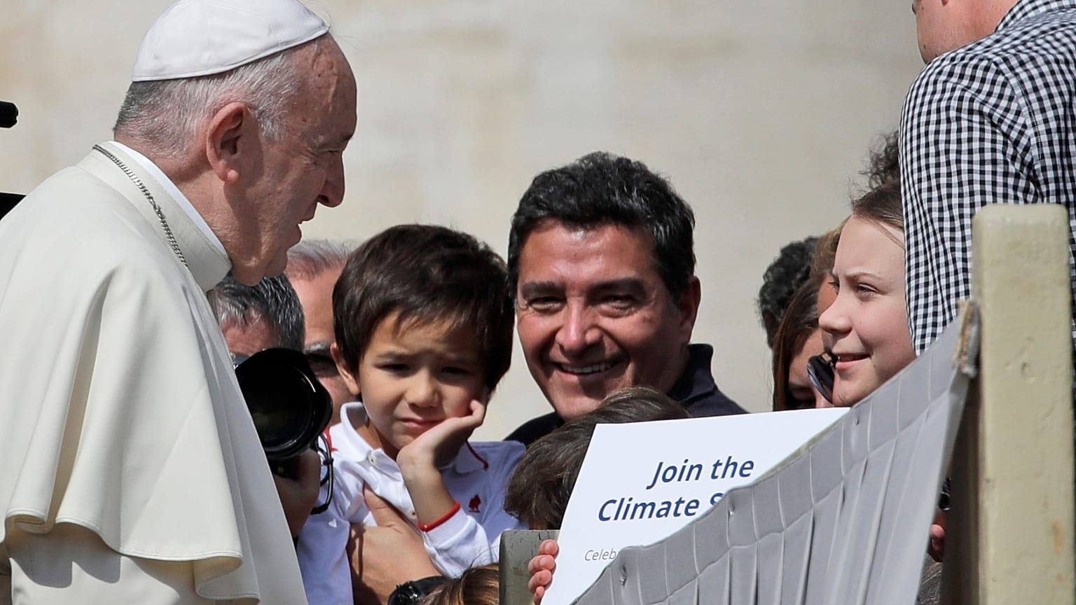El Papa Francisco saluda a la activista Greta Thunberg, a la derecha, durante su audiencia general semanal en la plaza de San Pedro, en el Vaticano, en 2019. 