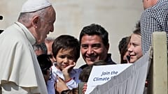 El Papa Francisco saluda a la activista Greta Thunberg, a la derecha, durante su audiencia general semanal en la plaza de San Pedro, en el Vaticano, en 2019. 