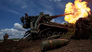 Des soldats ukrainiens de la 43ᵉ brigade d'artillerie tirent avec un obusier automoteur 2s7 en direction des positions russes sur la ligne de front dans la région de Donetsk.