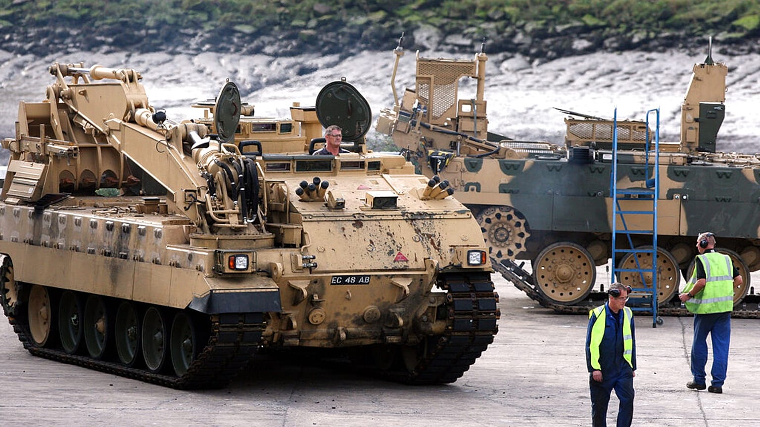 Pracownicy BAE przenoszą pojazd opancerzony w fabryce BAE Systems w Newcastle, Anglia, wtorek, 27 września 2011 r.