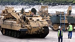 Pracownicy BAE przenoszą pojazd opancerzony w fabryce BAE Systems w Newcastle, Anglia, wtorek, 27 września 2011 r.