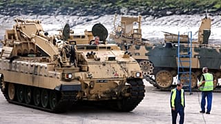 Pracownicy BAE przenoszą pojazd opancerzony w fabryce BAE Systems w Newcastle, Anglia, wtorek, 27 września 2011 r.
